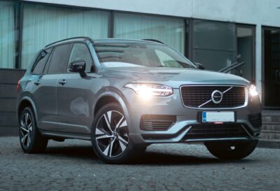 Volvo XC90-maasturi-plug-in-hybridi-neliveto-kesa