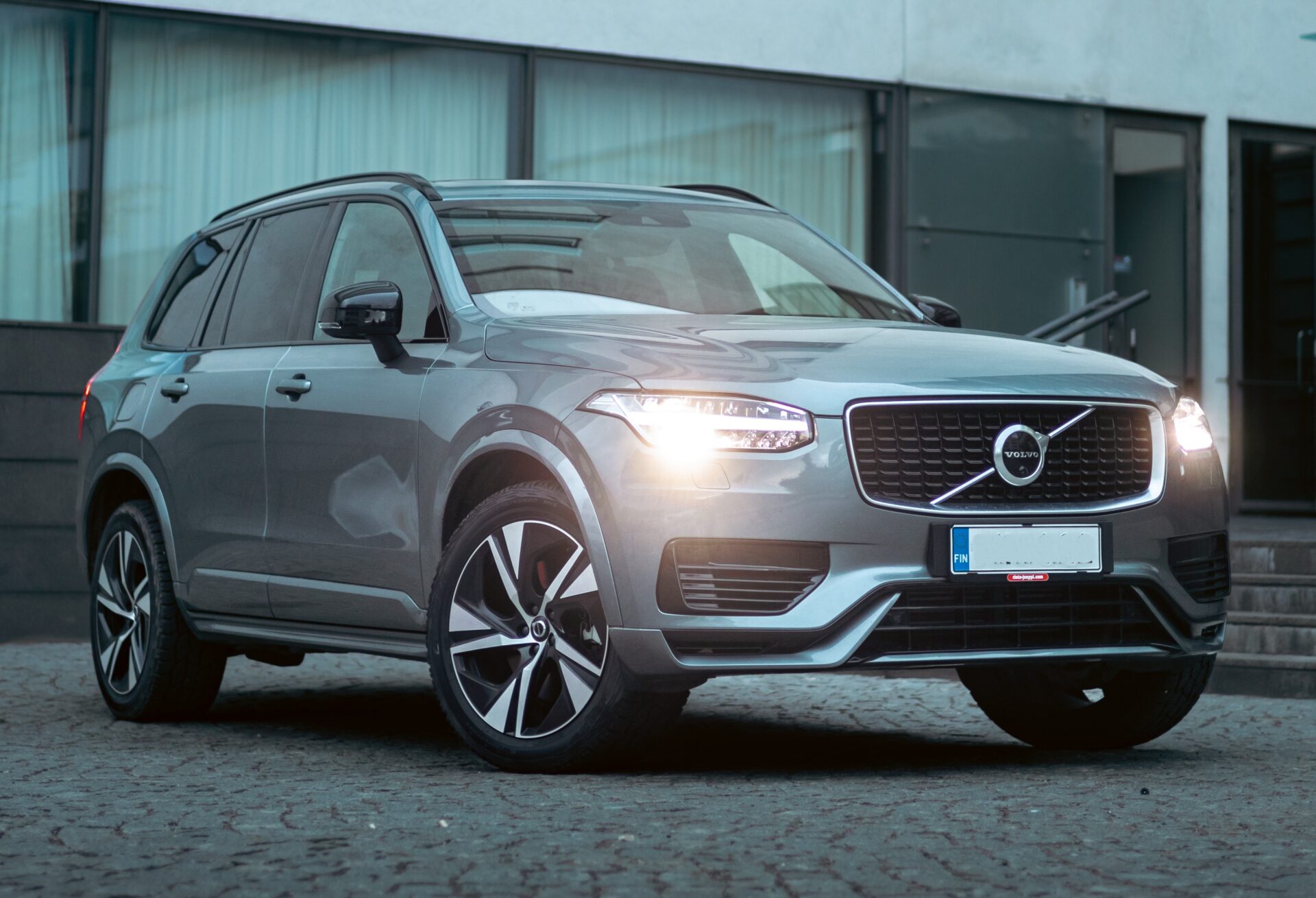 Volvo XC90-maasturi-plug-in-hybridi-neliveto-kesa